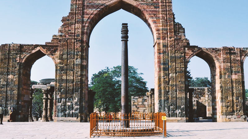 Cột sắt Delhi là kiến trúc cổ nổi tiếng ở Ấn Độ. Theo các ghi chép, cột sắt Delhi được tạo ra vào thế kỷ thứ 5 dưới thời Vua Kumara Gupta I thuộc triều Gupta, cai trị bắc Ấn Độ trong giai đoạn 320 - 540.