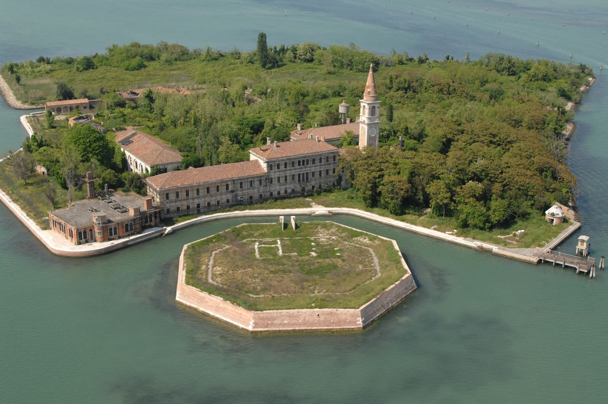 Đảo Poveglia của Italy là một trong những địa điểm bí ẩn nhất thế giới. Trước khi bị bỏ hoang, hòn đảo này từng là nơi sinh sống của nhiều người kể từ thế kỷ 9. Hòn đảo này trở thành mục tiêu tranh giành dẫn đến chiến tranh đẫm máu giữa người Venice và Genoa thế kỷ 14.