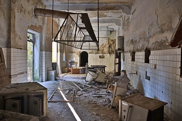 Rùng rợn hơn, một bệnh viện điều trị cho người bị tâm thần trên đảo Poveglia đi vào hoạt động năm 1922. Một số lời đồn đại cho rằng, bệnh viện này đã tiến hành một số thí nghiệm và tra tấn tàn khốc đối với bệnh nhân.