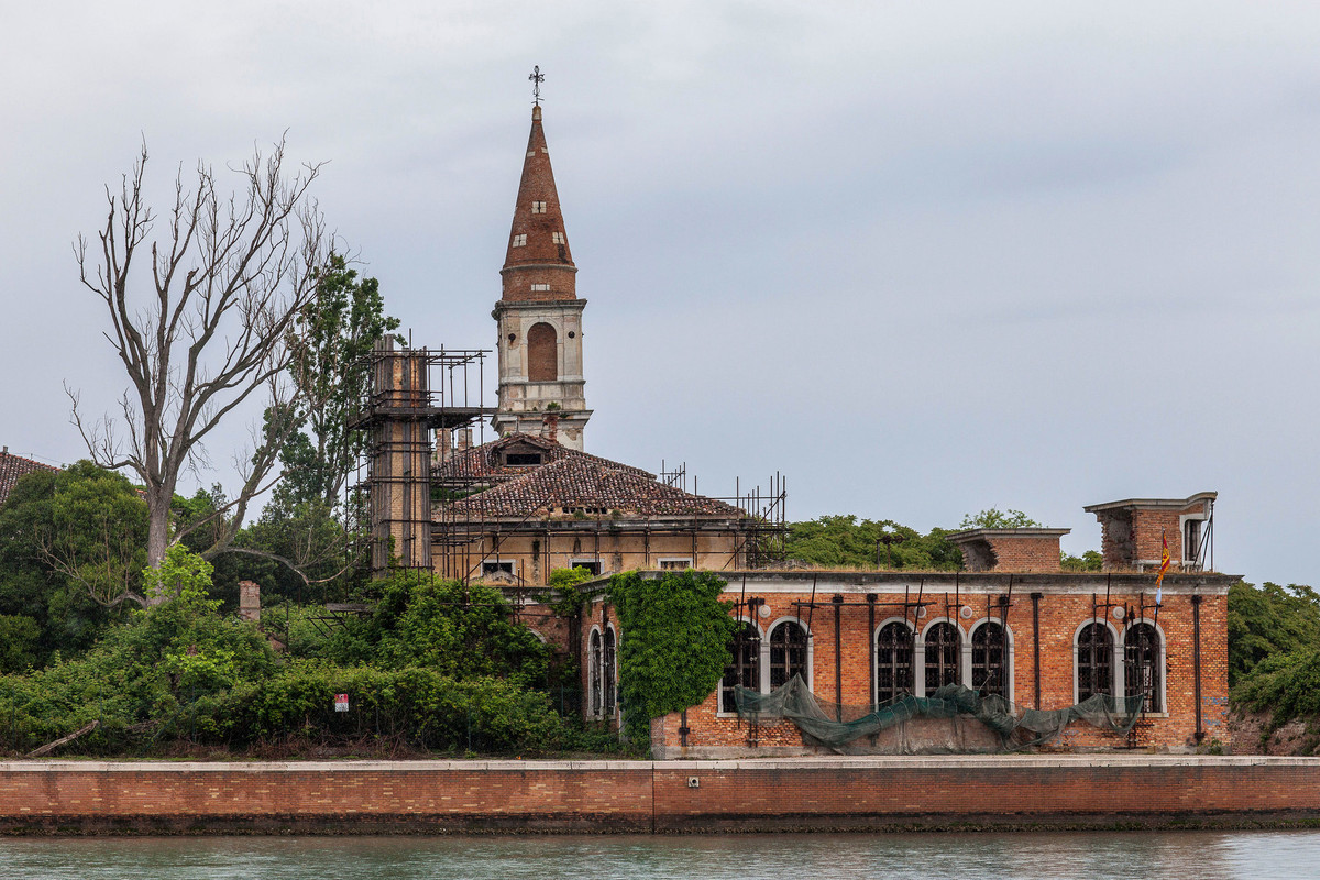 Đồng thời, đảo Poveglia về sau trở thành nơi tập trung của những người nhiễm dịch bệnh hiểm nghèo. Khoảng 160.000 người đã chết trên đảo vì dịch bệnh.