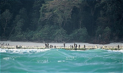 Một địa điểm bí ẩn mà mọi người không dám đặt chân đến là đảo Bắc Sentinel, thuộc quần đảo Andaman. Hòn đảo này là nơi sinh sống của người Sentinel - bộ tộc sống tách biệt với thế giới bên ngoài.