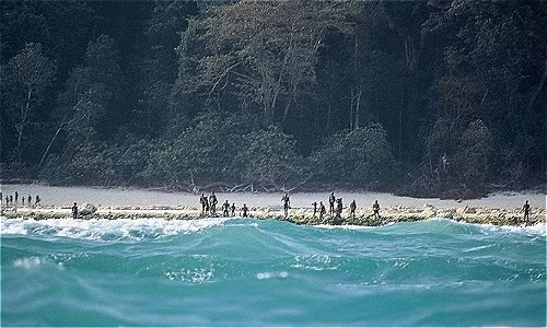 Một địa điểm bí ẩn mà mọi người không dám đặt chân đến là đảo Bắc Sentinel, thuộc quần đảo Andaman. Hòn đảo này là nơi sinh sống của người Sentinel - bộ tộc sống tách biệt với thế giới bên ngoài.