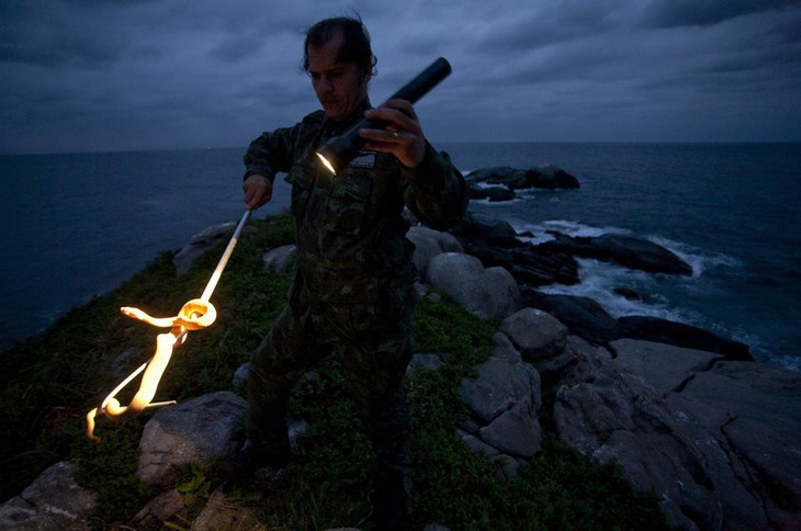 Nọc độc của rắn lục đầu vàng có thể giết chết người trong khoảng 1 tiếng. Từ năm 1900 - 1920, một vài người sống trên đảo nhưng về sau bỏ đi hết vì sơ sểnh là mất mạng do rắn cắn. Vậy nên, ngọn hải đăng tại địa điểm nguy hiểm này phải tự động hóa.