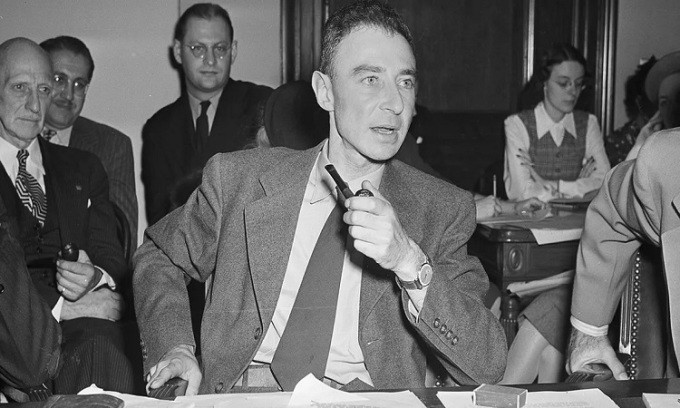 Sau khi Mỹ chính thức tham gia Thế chiến 2 và gia nhập lực lượng Đồng minh năm 1941, nhà vật lý Julius Robert Oppenheimer được mời tham gia dự án tuyệt mật Manhattan nhằm phát triển vũ khí hạt nhân.