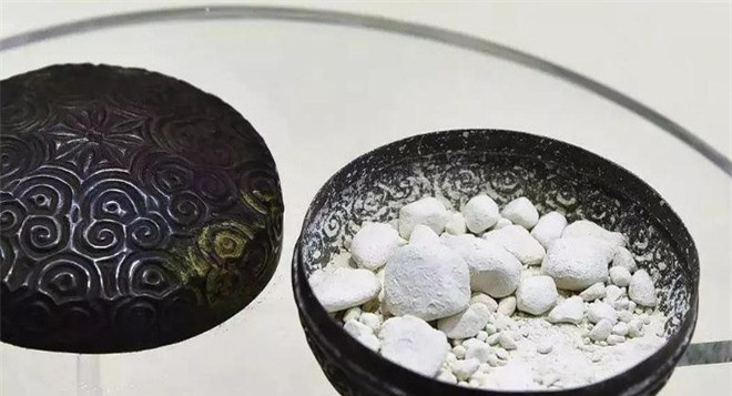 Theo các chuyên gia, sau khi mở nắp quan tài bằng gỗ sơn mài màu đỏ, họ bất ngờ khi nhìn thấy thi hài bên trong còn gần như nguyên vẹn.