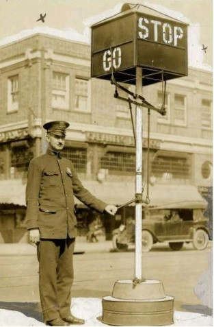 Một đèn giao thông được điều khiển bằng tay ở Philadelphia, Mỹ năm 1922.