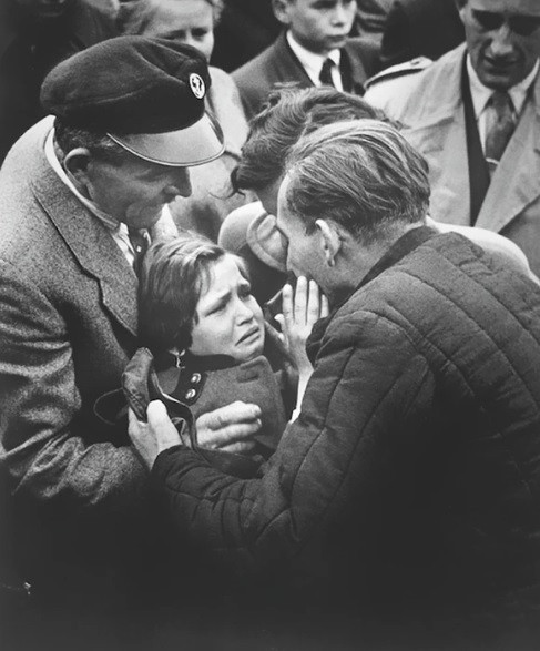 Một bé gái bật khóc khi được đoàn tụ với cha sau khi Thế chiến 2 kết thúc.