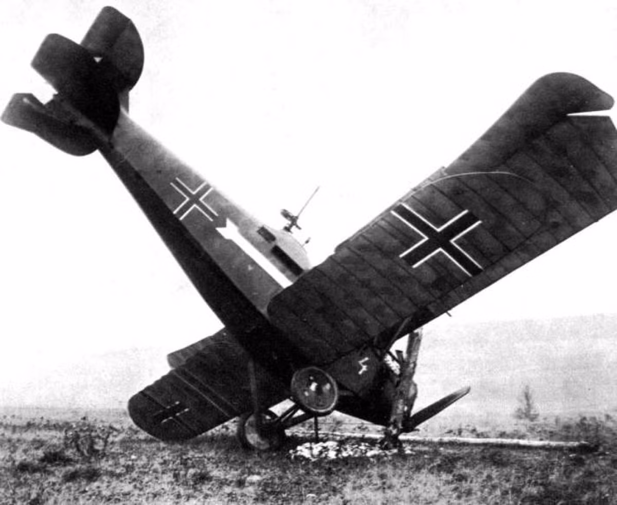 Một máy bay Đức bị bắn rơi trong Chiến tranh thế giới 1.