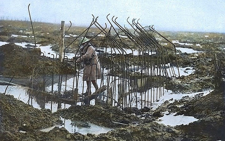 Một binh sĩ đang cố gắng đi qua đầm lầy Zonnebeke, nơi diễn ra trận chiến Passchendaele ác liệt tại Mặt trận phía Tây của Pháp. Trận chiến này diễn ra từ tháng 7 - 11/1917.