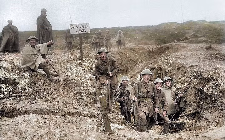 Một nhóm binh lính Anh chụp ảnh vui vẻ sau khi chiếm được một hào quân sự của Đức tại Serre, Pháp tháng 3/1917.