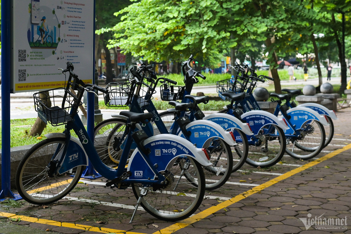 Sáng 24/8, UBND TP Hà Nội phối hợp cùng một doanh nghiệp khai trương dịch vụ cho thuê xe đạp công cộng trên đường phố.