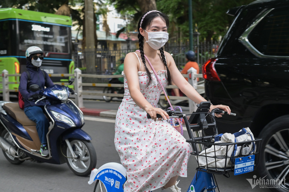 Nhân dịp khai trương xe đạp công cộng, Thu Hà tới điểm xe gần Nhà hát Lớn để trải nghiệm. "Vào ngày nghỉ dùng xe đạp đi chơi cũng thấy thư thái. Còn nếu dùng để đi làm có lẽ mình sẽ cân nhắc vì có thể chưa cơ động lắm", Hà chia sẻ.