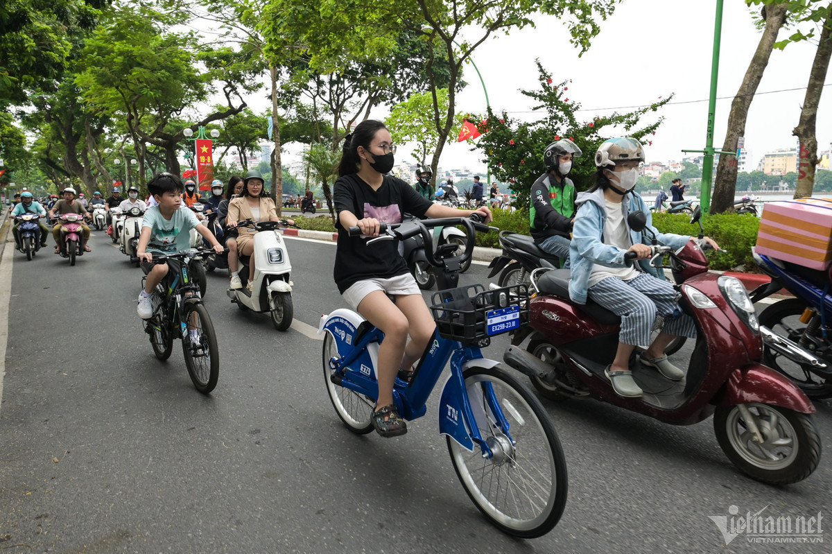 Với tổng cộng 1.000 xe trong đó 500 xe điện trợ lực được đưa ra, rất nhiều người dân hứng thú trải nghiệm ngày đầu dịch vụ này hoạt động. Trước đó vào đầu tháng 8 xe được chuyển đến 79 điểm cho thuê ở khu vực đông dân cư, danh lam thắng thắng cảnh, vị trí kết nối xe buýt, đường sắt trên cao tại 6 quận nội thành.