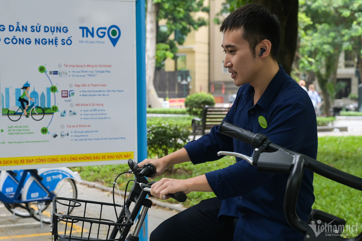 Vĩnh Khải sau khi kết thúc công việc đã quyết định ra thuê xe để trải nghiệm và hóng gió. Khi tới điểm thuê xe, rất nhiều chỗ để đã trống. Khóa của loại xe này làm bằng điện tử, được mở bằng cách quét mã trên ứng dụng. Vì là lần đầu, cậu thanh niên này loay hoay mất một lúc mới có thể sử dụng.