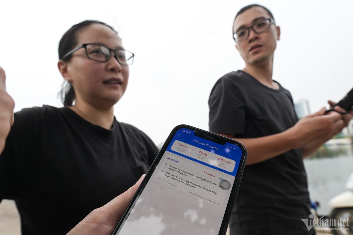 Tại điểm cho thuê xe đạp trên đường Thanh Niên, một vài vị khách gặp trục trặc bởi việc sử dụng ứng dụng. "Hôm nay lúc tạo tài khoản tôi đã gặp lỗi một lần và phải gọi cho tổng đài hỗ trợ. Chiều nay sau khi kết thúc buổi đạp xe thì ứng dụng của tôi lại lỗi một lần nữa. Sau khi trả xe về điểm đỗ thì ứng dụng không hiện phần kết thúc chuyến đi và tiền tiếp tục bị trừ tự động. Điều này khiến tôi khá bực mình", vị khách nữ cho biết. Chị cho biết, sau đó phải xóa ứng dụng đi, tải lại mới xử lý được tình trạng trên.