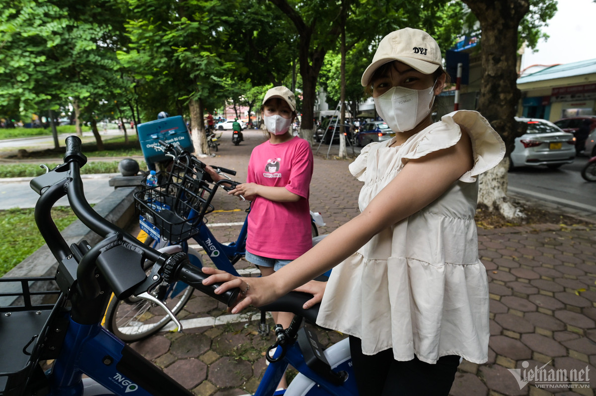 Vũ Quỳnh Trang thuê xe đạp tại địa điểm gần Bốt Hàng Đậu để đạp thể dục. "Xe có trợ lực nên đạp khá nhẹ. Điểm cộng là mình thấy chi phí rẻ, chỉ mất 10.000 đồng/30 phút để thuê một chiếc xe đạp trợ lực điện, còn xe đạp cơ là 5.000 đồng. Thay vì mua một chiếc xe đạp vài triệu và tốn chỗ để xe ở nhà, mình thấy như này hợp lý hơn", Quỳnh Trang nhận định.