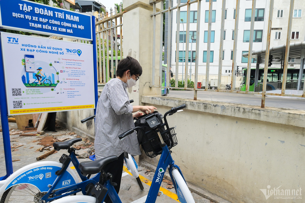 Một phụ nữ sinh sống gần bến xe Kim Mã cho biết, khoảng 2 tháng nay chị đã chuyển hẳn sang đi làm bằng phương tiện công cộng. "Cơ quan tôi ở Mễ Trì, gần nhà có trạm xe đạp. Nhờ dịch vụ này từ hôm nay tôi được đạp xe tới bến Kim Mã rồi bắt xe buýt đi làm, rất tiện, đồng thời có thể tiết kiệm tiền xăng xe", chị nói.