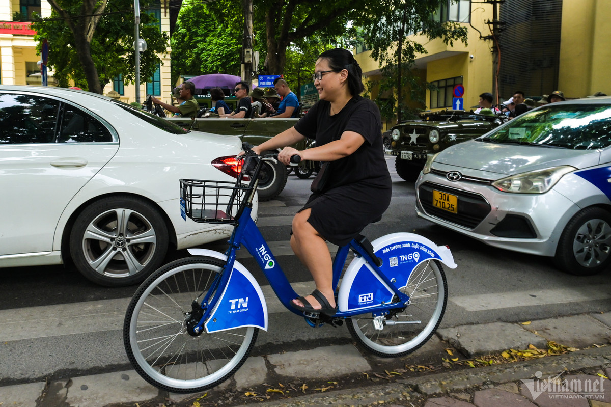 Trong chiều 24/8, không khó để bắt gặp những chiếc xe đạp công cộng được người dân điều khiển trên đường phố Hà Nội.