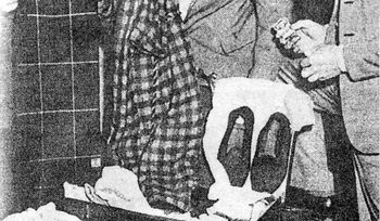 Các nhà điều tra và chuyên gia pháp y phát hiện trong chiếc túi may giấu trong quần nạn nhân mảnh giấy nhỏ ghi "Tamam Shud". Cụm từ này nghĩa là "kết thúc" hoặc "hoàn thành".