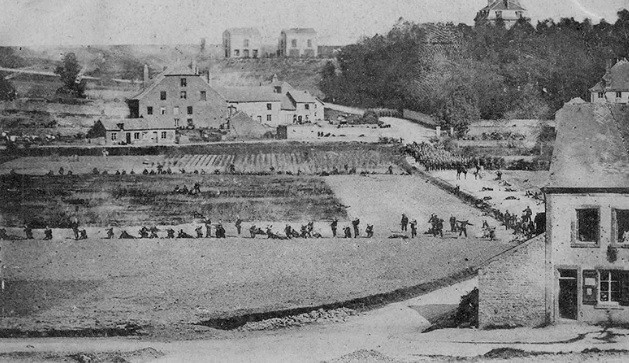 Nhiếp ảnh gia Carol Popp de Szathmari đã chụp ảnh trận Sedan giữa Pháp - Phổ diễn ra vào tháng 9/1870. Đây là bức ảnh chiến tranh đầu tiên.