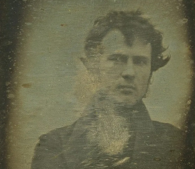 Ảnh chụp chân dung đầu tiên trong lịch sử nhiếp ảnh. Nhiếp ảnh gia người Mỹ đã tự chụp ảnh chân dung của bên ở bên ngoài cửa hàng năm 1839.