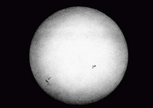 Đây là bức ảnh sớm nhất chụp vẻ đẹp Mặt trời năm 1845. Hippolyte Fizeau và Léon Foucault đã chụp bức ảnh này tại Paris, Pháp.