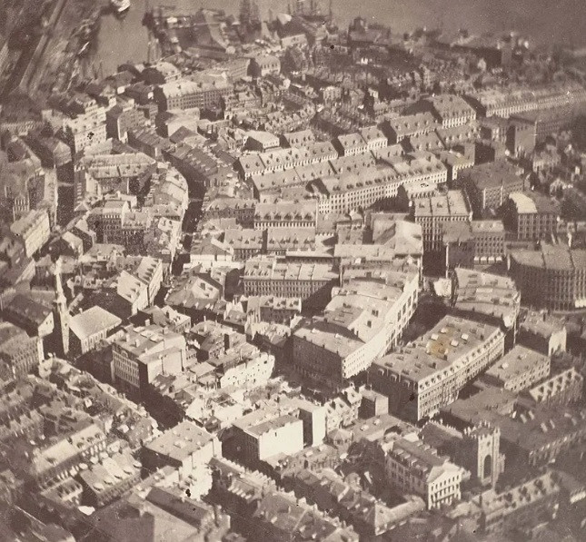 Bức ảnh chụp từ trên không đầu tiên. Trong ảnh là vẻ đẹp thành phố Boston, Mỹ được chụp từ độ cao hơn 600m.