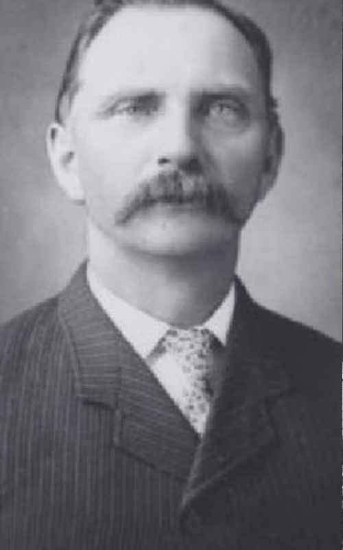 Cụ thể, vào một buổi tối giữa tháng 6/1950, một người đàn ông khoảng 30 tuổi mặc trang phục kỳ lạ được cho là từ thời Victoria (cuối thế kỷ 19) xuất hiện ở giữa Quảng trường Thời đại. Người này có vẻ bối rối và cứ nhìn chằm chằm vào những ô tô đang di chuyển trên đường phố như chưa bao giờ nhìn thấy chúng.