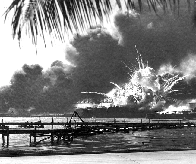 Tàu USS Shaw của Mỹ bị phá hủy khi Nhật Bản bất ngờ tấn công Trân Châu Cảng ngày 7/12/1941. Sau sự kiện này, Mỹ chính thức tham gia Thế chiến 2 và tuyên chiến với Nhật Bản.