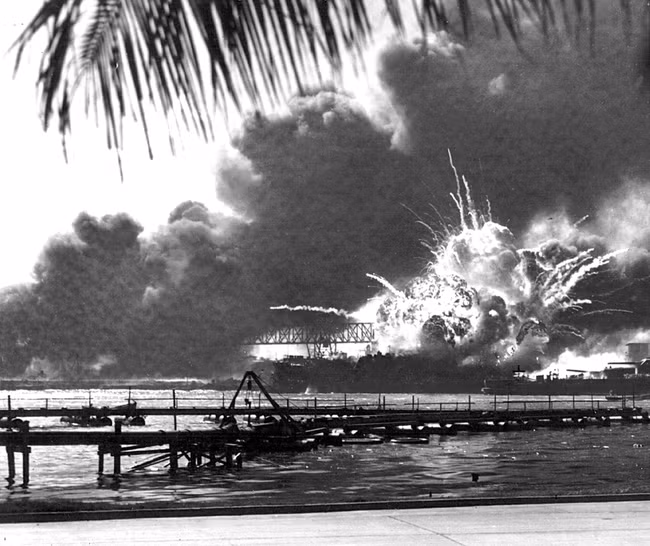 Tàu USS Shaw của Mỹ bị phá hủy khi Nhật Bản bất ngờ tấn công Trân Châu Cảng ngày 7/12/1941. Sau sự kiện này, Mỹ chính thức tham gia Thế chiến 2 và tuyên chiến với Nhật Bản.