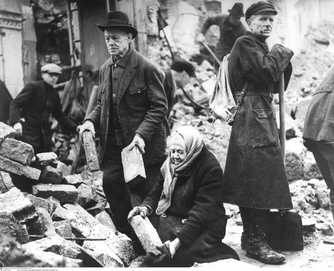 Người dân dọn dẹp đống đổ nát ở Dresden, Đức vào tháng 2/1945. Nhiều người dân mất nhà cửa vì tình hình chiến sự ác liệt.