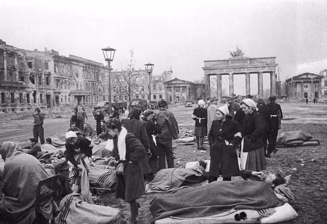 Nhiều người dân bị thương khi Berlin trở thành chiến trường ác liệt giữa quân Đồng minh với phát xít Đức. Ảnh chụp ngày 2/5/1945.