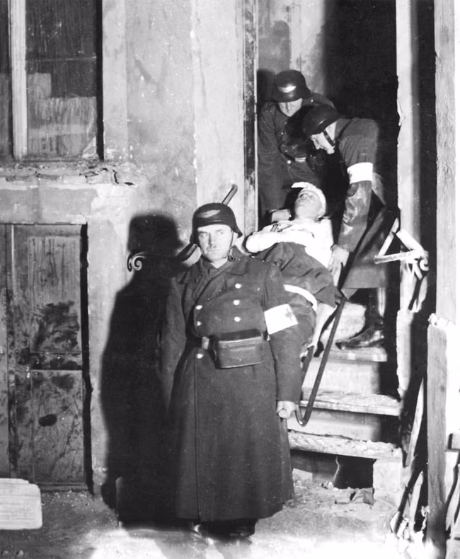 Một người đàn ông bị thương được đưa ra ngoài để điều trị. Ảnh chụp ở Berlin trong Chiến tranh thế giới 2.