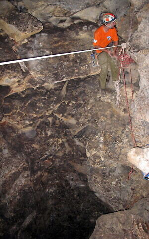 Trong 14 năm tiến hành cuộc khai quật ở hang động Te'omim, nhóm nghiên cứu đã tìm thấy hơn 120 đèn dầu, bình hoa, rìu, tiền xu...