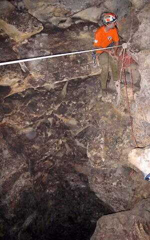 Trong 14 năm tiến hành cuộc khai quật ở hang động Te'omim, nhóm nghiên cứu đã tìm thấy hơn 120 đèn dầu, bình hoa, rìu, tiền xu...