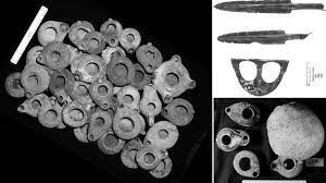 Bởi lẽ, hang động thường là khu vực thờ thần Hades - vị thần cai quản địa ngục trong thần thoại Hy Lạp và Persephone - con gái duy nhất của thần Zeus với nữ thần Mùa màng, Demeter.