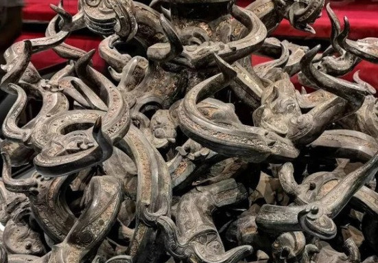 Về 21 thi hài mỹ nhân đặt trong các quan tài, các chuyên gia xác định họ đều qua đời khi còn rất trẻ. Trong đó, người trẻ nhất khoảng 13 tuổi và người lớn nhất khoảng 26 tuổi.