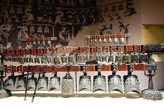 Trong đó, bộ chuông đồng được tìm thấy trong lăng mộ của vua Tăng Hầu Ất được coi là bộ chuông đồng lớn nhất, hoàn chỉnh và tinh xảo nhất từng được tìm thấy trên thế giới.