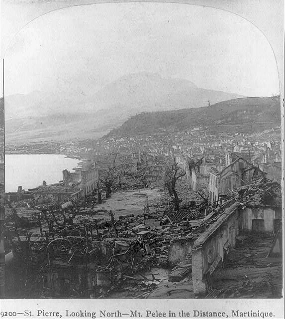 Auguste Ciparis bị kết án tử hình vì tội giết người. Trong thời gian chờ thi hành án, gã tử tù bị giam trong ngục tối. Nhờ những bức tường kiên cố và dày của phòng giam, Auguste may mắn thoát nạn.