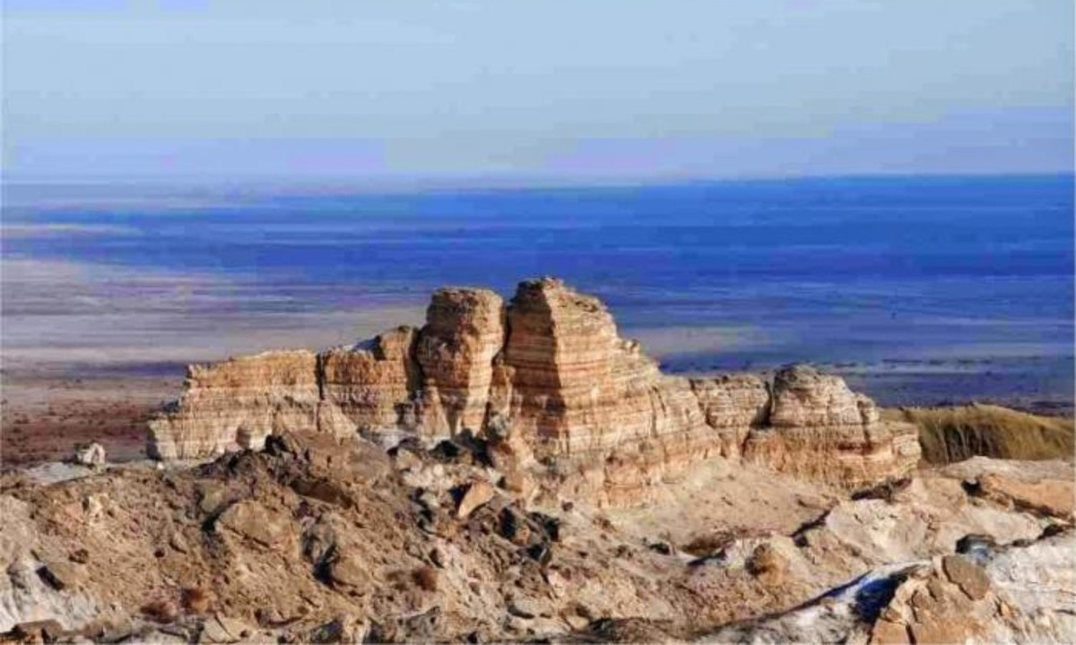 Theo đó, Barsa-Kelmes được xem là "Tam giác quỷ Bermuda" ở Trung Á. Những sự việc bí ẩn xảy ra tại đây vẫn chưa được giới khoa học làm sáng tỏ.