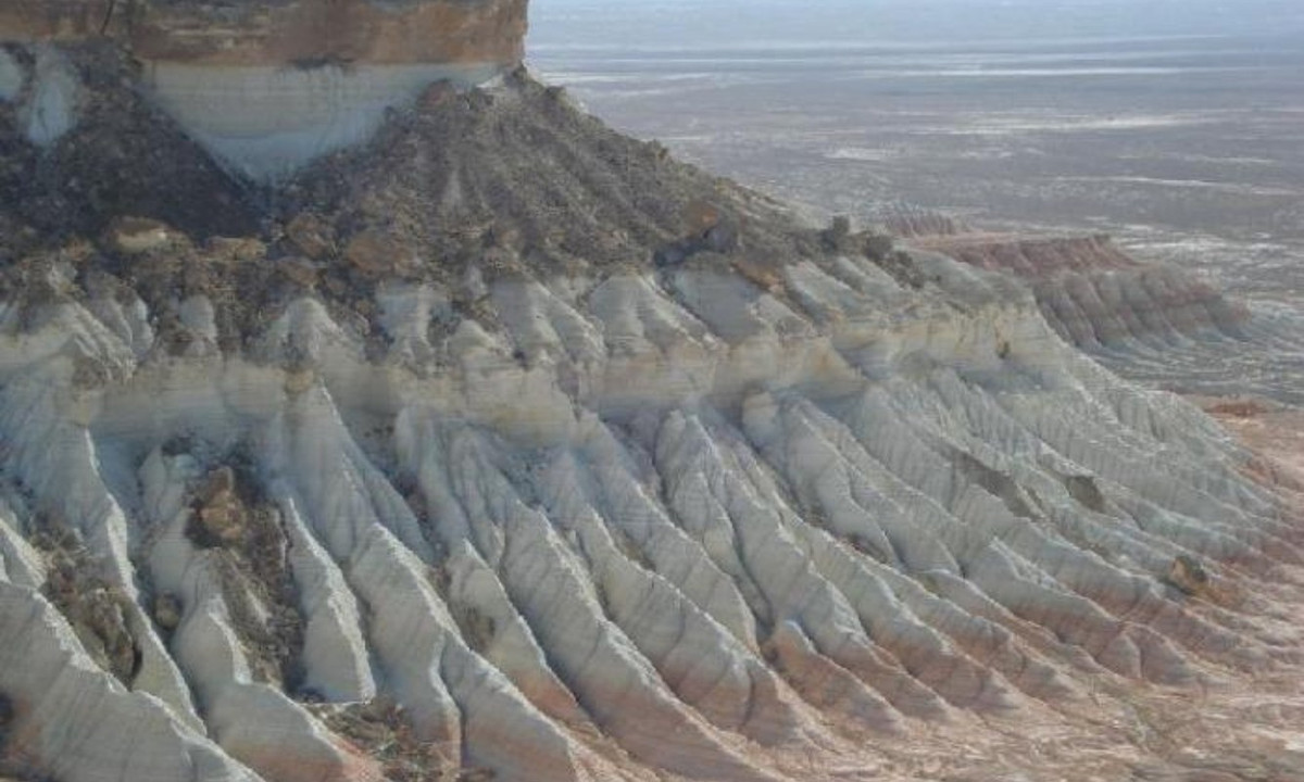 Một số ấn phẩm như tạp chí "Tekhnika Molodyozhi" của Liên Xô cũng đăng tải những câu chuyện kỳ bí về hòn đảo Barsa-Kelmes như khi tới nơi đây, la bàn không hoạt động, nhìn thấy UFO... Đặc biệt, người dân địa phương kể rằng, một số người đặt chân lên đảo không bao giờ trở ra.