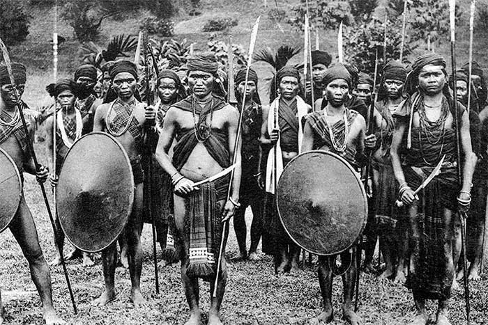 Những bức ảnh chụp cuộc sống người Việt hơn 100 năm trước của nhiếp ảnh gia Dieulefils được in trong nhiều cuốn sách ảnh, bao gồm cuốn sách "Việt Nam văn hóa sử cương" do học giả Đào Duy Anh (1904-1988) thực hiện. Nhờ vậy, độc giả có góc nhìn chân thực về một giai đoạn lịch sử đã qua. Trong ảnh là một nhóm chiến binh người Thượng (tên gọi chung những nhóm sắc tộc bản địa sinh sống tại khu vực miền Trung Việt Nam).