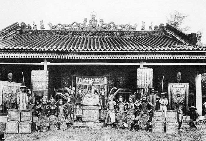Một gánh hát biểu diễn ở miền Nam Việt Nam đầu thế kỷ 20.