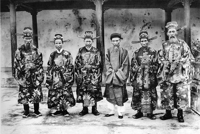 Hình ảnh các quan thượng thư triều Nguyễn ở Huế mặc triều phục.