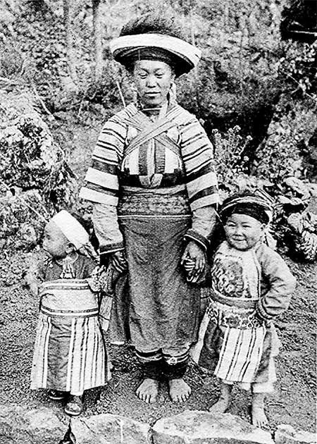 Người phụ nữ dân tộc Mèo chụp ảnh cùng 2 con.