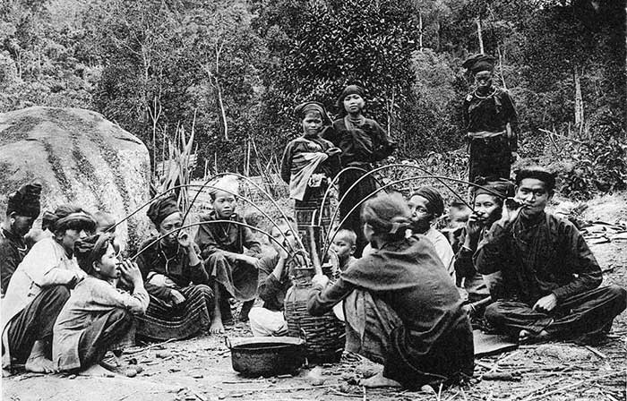 Người Thái tụ tập uống rượu cần sau khi bắt được con hổ.