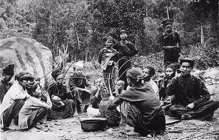 Người Thái tụ tập uống rượu cần sau khi bắt được con hổ.