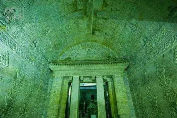 Dù vô cùng sợ hãi nhưng nhóm trộm mộ của Tôn Điện Anh vẫn cố gắng vơ vét báu vật rồi nhanh chóng tháo chạy.