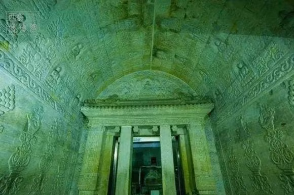 Dù vô cùng sợ hãi nhưng nhóm trộm mộ của Tôn Điện Anh vẫn cố gắng vơ vét báu vật rồi nhanh chóng tháo chạy.