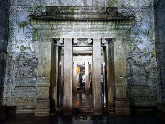 Tuy nhiên, ngay khi bước vào bên trong địa cung nơi chôn cất Càn Long, Tôn Điện Anh và đồng bọn sợ hãi khi thấy sự việc kỳ lạ, rùng rợn đó là quan tài nặng hàng tấn của vua Càn Long "tự di chuyển" đến vị trí gần cửa lăng mộ.